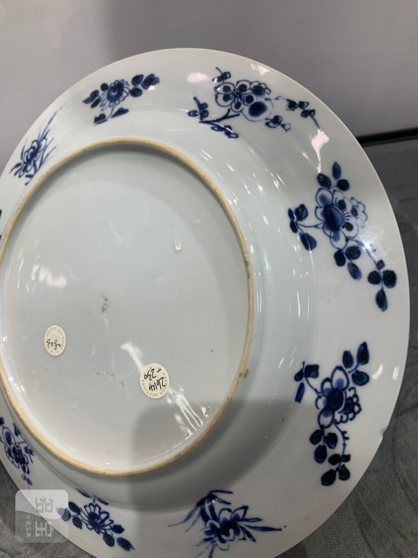 清康熙青花合家欢人物故事纹折沿盘 - 图10